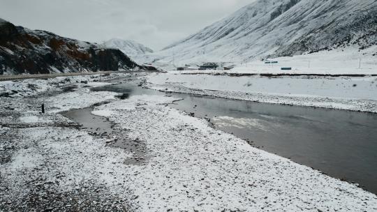 西藏旅游风光317国道雪山寒江