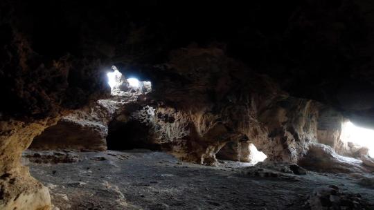 岩石洞穴内部景观