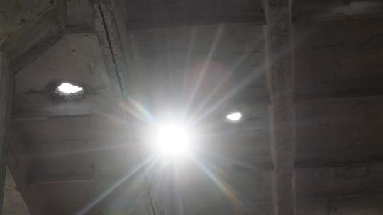 太阳的光线从房顶洞里照进来