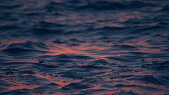 日出时分波光粼粼的海面