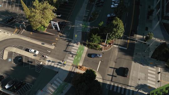 汽车等待自行车通过时，自行车安全行驶在指定自行车道上的鸟瞰图视频素材模板下载