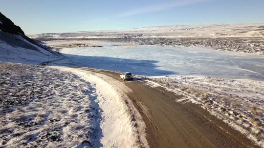 汽车在冰天雪地的公路上行驶