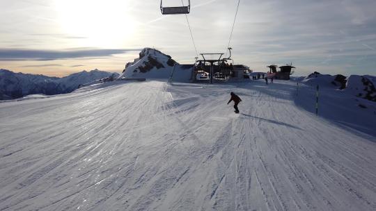 人类正在阿尔卑斯山滑雪