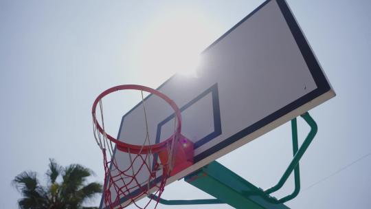 村里的篮球框光影下的篮球框运动体育