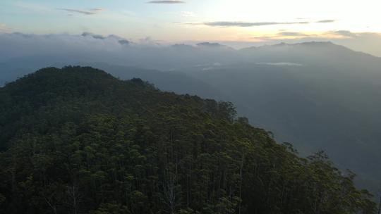 在斯里兰卡徒步旅行时，无人机向前移动，持著名的视点签证在埃拉岩石上空拍摄