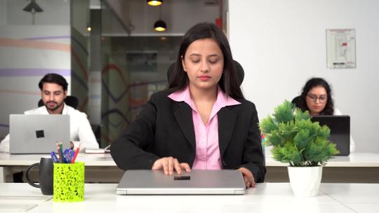 女人用笔记本电脑工作视频素材模板下载