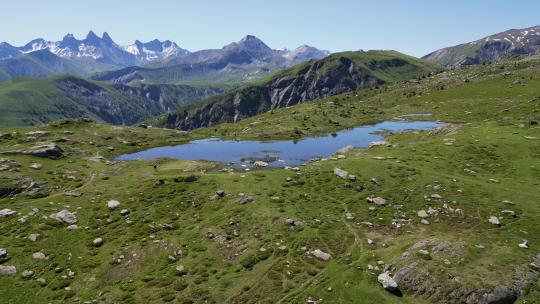 法国萨沃伊岛法国阿尔卑斯山的拉克·吉查德山湖——空中多莉前进