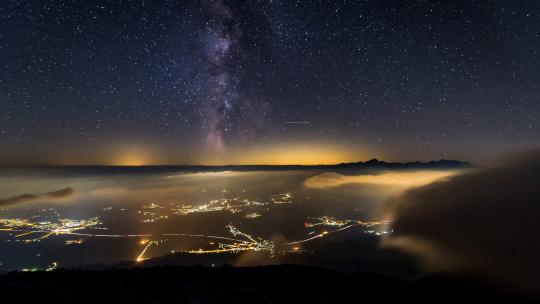 城市夜景银河星空山顶云雾延时摄影