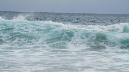 波涛汹涌的大海中的海浪
