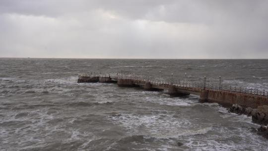 威海金海湾栈桥的冬季海浪视频素材模板下载