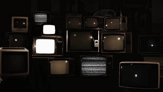 一堆电视打开有静态噪音的绿屏高清在线视频素材下载