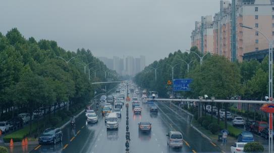 城市下雨街景