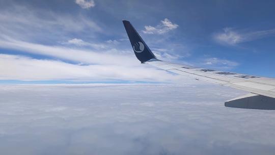 山东航空飞机窗外的云海风光