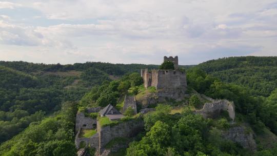 斯洛伐克Cabradsky Vrbovok村附近Cabrad城堡的鸟瞰图
