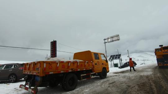 西藏旅游317国道车窗外冰雪路面车祸车辆