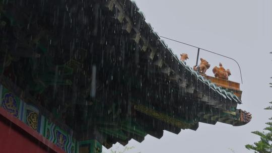 雨天中式建筑屋檐雨滴雨水雨景