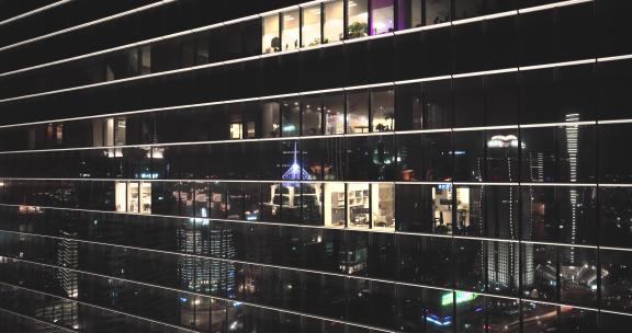 上海陆家嘴写字楼晚上开灯加班的办公室