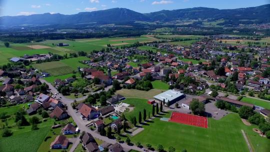 用无人机从空中拍摄的瑞士村庄（代廷根州索洛图恩）