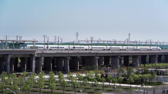 行驶中的高铁列车中国铁路和谐号铁路高架