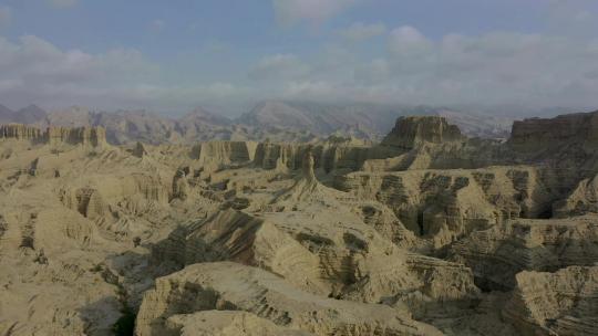 俾路支省欣戈尔国家公园史诗般干旱山脉景观上空