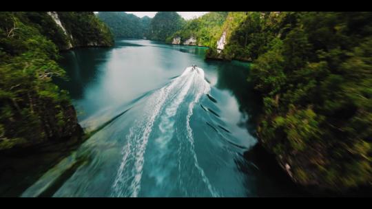 FPV无人机航拍快艇行驶海上抵达印尼四王岛视频素材模板下载