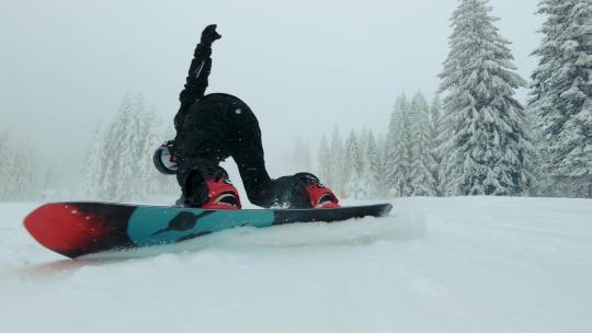极限运动单板滑雪铲雪
