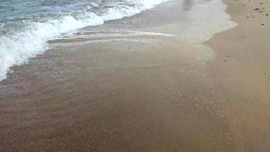 海浪冲上海滩生成泡沫特写镜头
