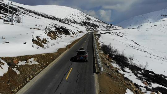 航拍318国道翻越色季拉山垭口的自驾游车辆