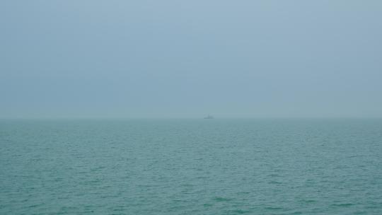 雾气弥漫的海面 阴天大海