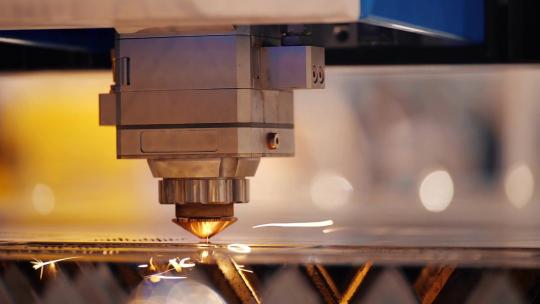 现代CNC技术切割金属材料激光烧伤特写镜头视频素材模板下载