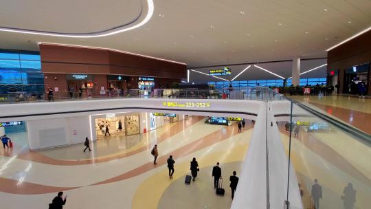 四川成都天府国际机机场航站楼候机的旅客视频素材模板下载