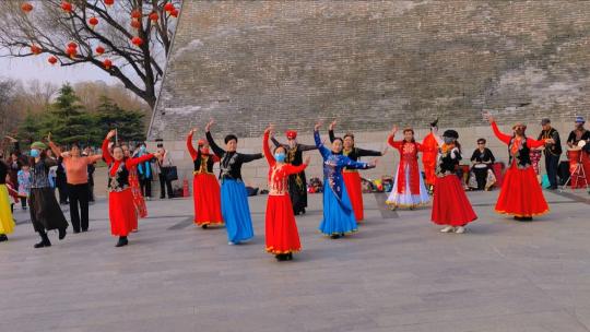 老有所乐公园里跳新疆舞蹈的老人们