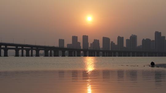 厦门海滩海滨大桥桥梁高架桥夕阳晚霞霞光