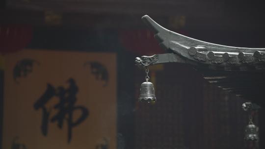 下雨天杭州寺庙飞檐铃铛 青烟袅袅视频素材模板下载