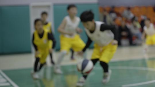 虚化的青少年篮球比赛慢动作
