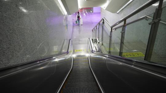 乘坐手扶电梯出火车站视频素材模板下载