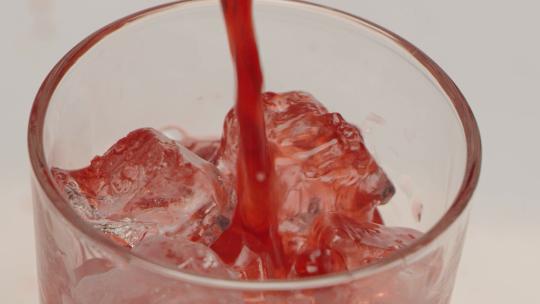 红酒红色液体果汁倒水冰块慢镜头升格