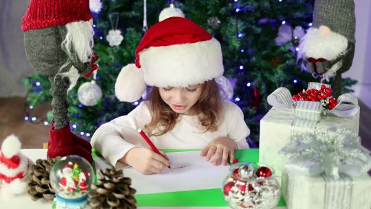 小女孩给圣诞老人写信视频素材模板下载