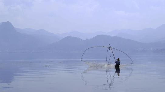 清晨渔民捕鱼