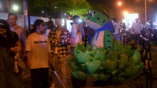 卖蛙青蛙玩偶步行街地摊经济