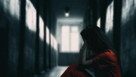 孤独压抑情绪悲伤走廊女生视频素材模板下载