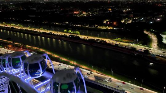 巴西圣保罗市中心的夜景地标摩天轮。视频素材模板下载