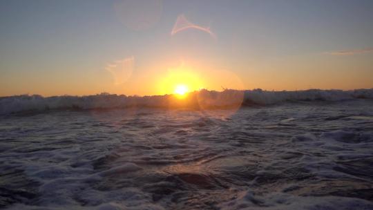 日落时分，海浪在海上拍打。