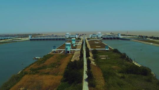 航拍淮河入海水道和苏北灌溉总渠六垛闸视频素材模板下载