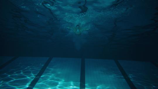 运动员室内泳池游泳