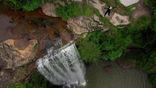 贵州高坡摆弓岩瀑布