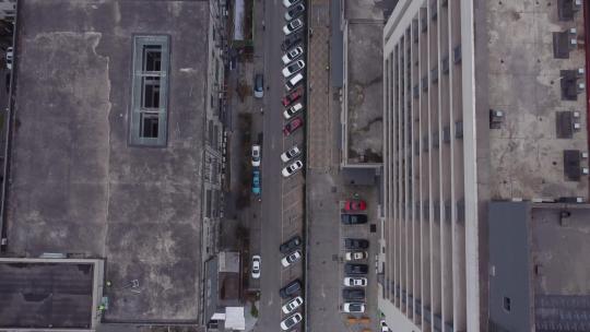 俯瞰城市地面道路交通马路居民楼住宅区
