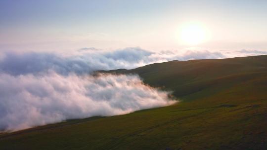 佐治亚州阿贾拉高地浓密云雾笼罩的山谷上的日落