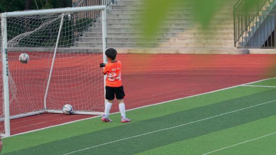 小学生踢足球射门