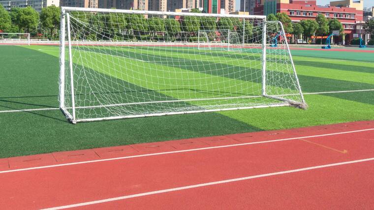 空无一人的学校足球场操场跑道4k